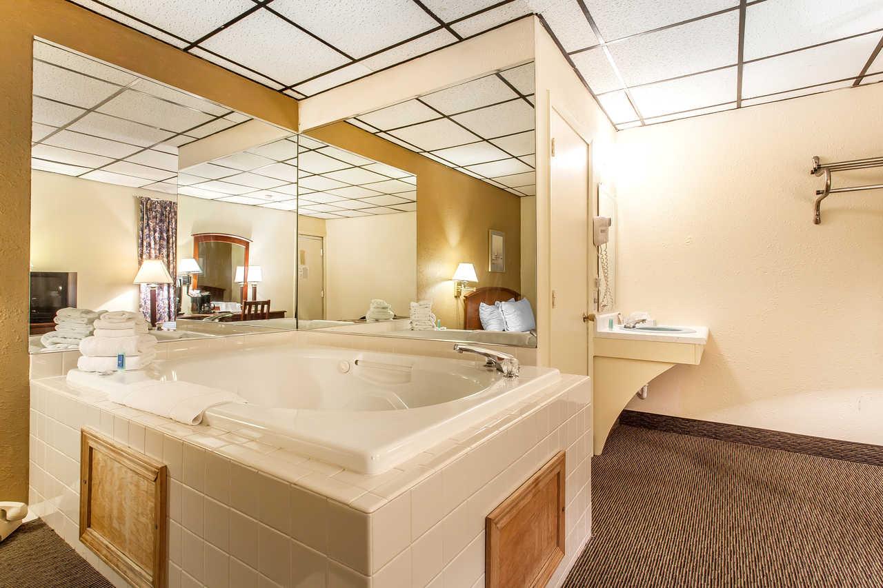 Rodeway Inn North Sandusky Eksteriør billede